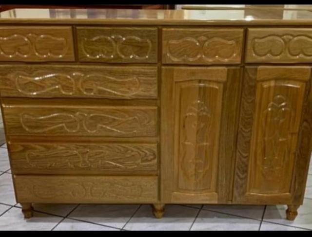 Cômoda de Madeira com 8 gavetas e 2 portas